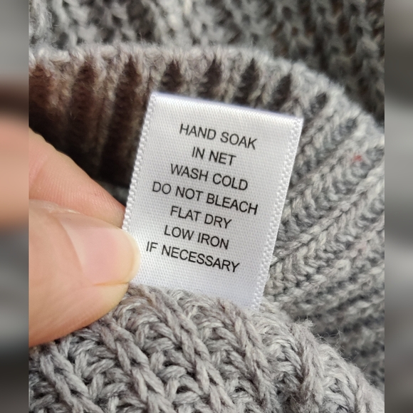 Elegant Gray Women's Crew Neck Sweater - Picture 4 of 4